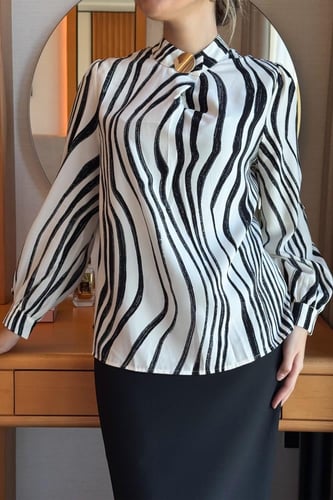 بلوزة بطبعة زيبرا مميزة بياقة انيقة لون اسود