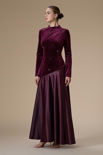 فستان برغندي طويل بأكمام طويلة