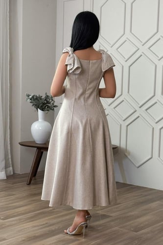 فستان ميدي بأكتاف فيونكة متدلية من الخلف لون بيج