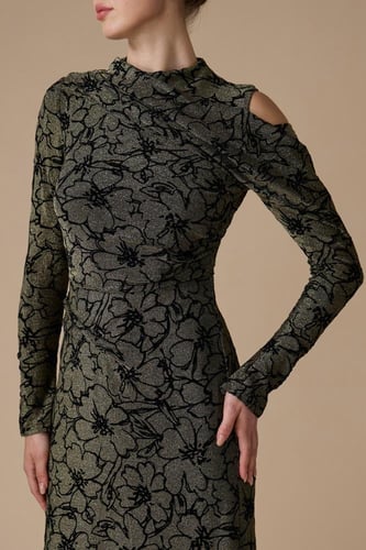 فستان ذهبي طويل لامع