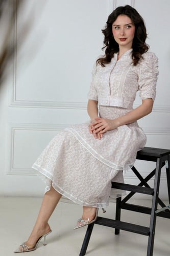 طقم بلوزه وتنوره بتصميم مقسم لون بيج