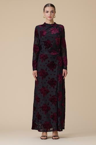 فستان احمر طويل بنقش ورود مخملية