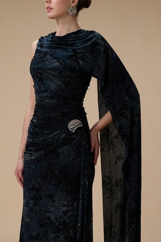 فستان أسود طويل مخملي بكتف واحد