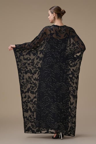 جلابية سوداء واسعة بتفاصيل لامعة