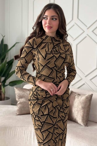 فستان بلمعة طويل مزموم بياقة عالية