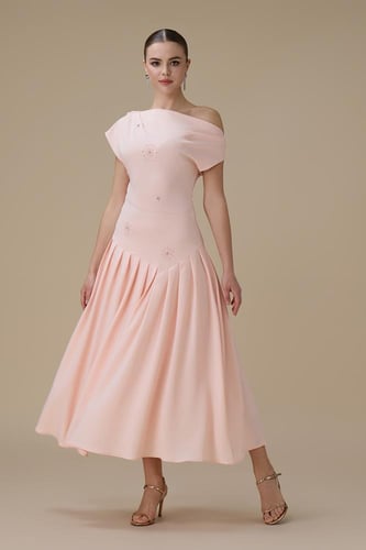 فستان وردي ميدي بكتف واحد وقصة أنثوية