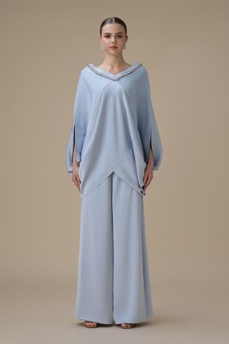 طقم بنطلون أزرق بتفاصيل كريستالية وقصة انسيابية