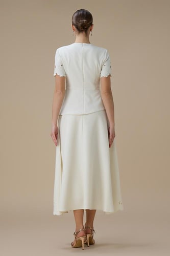 طقم تنورة ميدي سكري بتفاصيل زهور ثلاثية الأبعاد