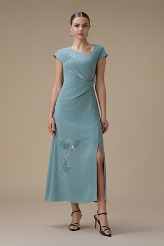 فستان ميدي ازرق مطرز بقصة ملفوفة وفتحة أمامية