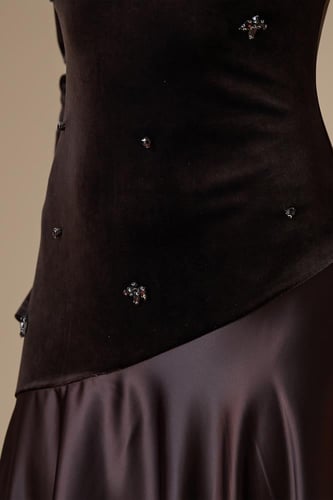 فستان بني طويل بأكمام طويلة