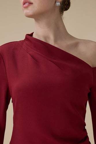 فستان طويل برغندي بكتف واحد