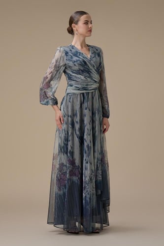 فستان ازرق طويل بقصة ملتفة مع أكمام شفافة