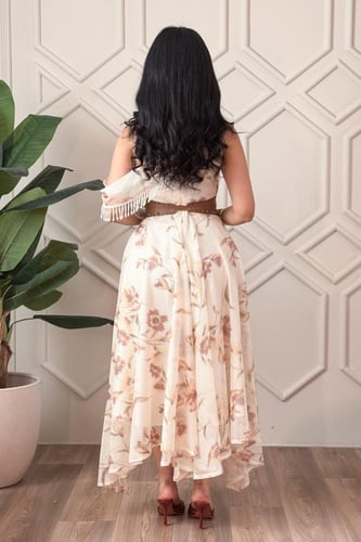 فستان بكتف واحد مزين بهدب لون بيج فاتح