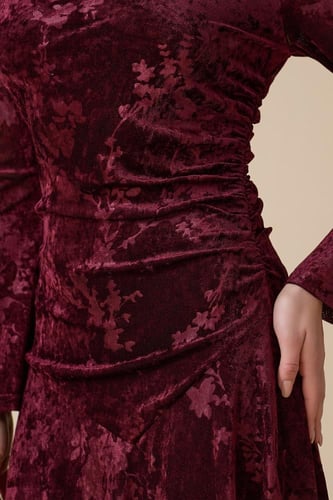 فستان احمر ميدي مخملي