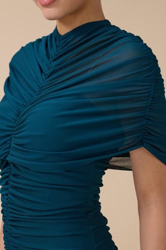 فستان طويل تركواز بياقة بتصميم أنيق