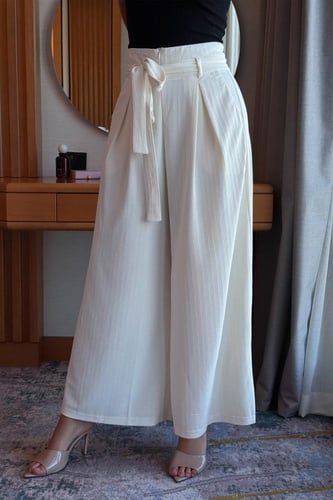 بنطلون طويل بقصة مستقيمة لون ابيض
