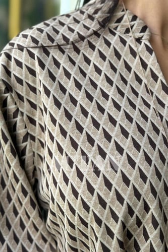 طقم بلوزة وبنطال واسع بطبعة تجريدية