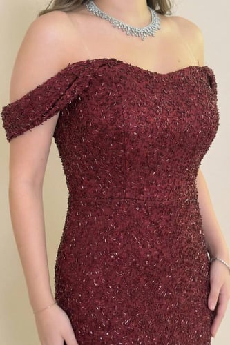 فستان طويل برغندي بقصة أوف شولدر