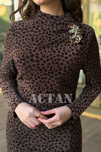 فستان ماكسي بطبعة فهد درابية وبروش جهة الكتف