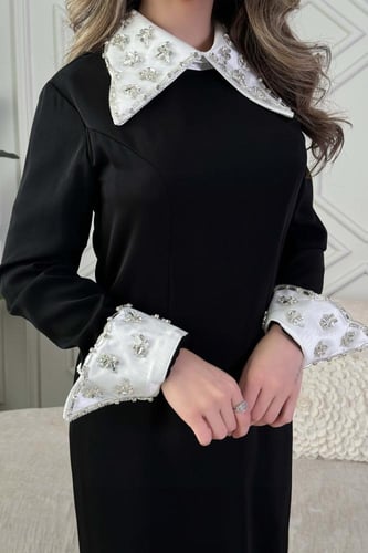 فستان طويل مزين بالكريستال بفتحة من الخلف لون ابيض