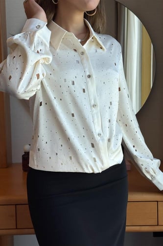 قميص مخرم مزين بالفصوص لون سكري