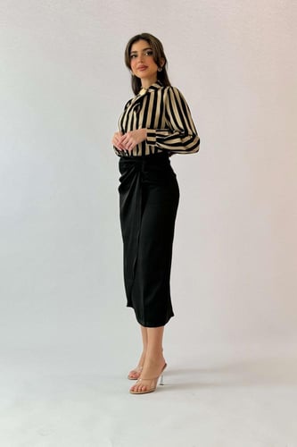 تنورة ساتان ميدي بزم من الجنب لون اسود