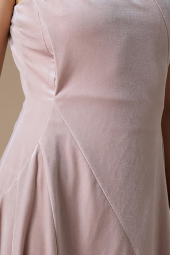 فستان وردي ميدي بكتف مكشوف