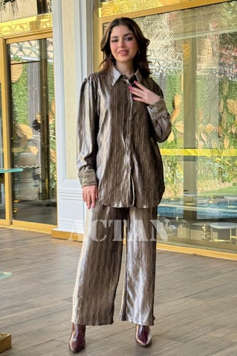طقم مخملي بنطال وقميص مزين بخطوط لون اخضر فضية