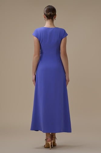 فستان ميدي بنفسجي مطرز بقصة ملفوفة وفتحة أمامية