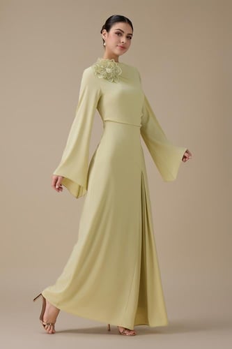 فستان طويل اخضر فاتح بتفصيل زهرة أنيق