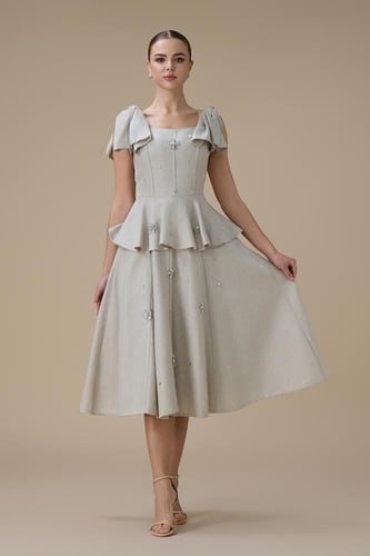 فستان قصير بيج بكشكش وتطريز كريستالي