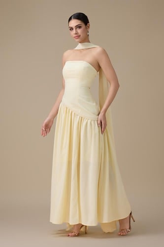 فستان طويل أصفر فاتح مع شال أنيق