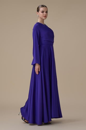 فستان بنفسجي طويل بقصة لف أنيقة