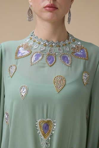 جلابية طويلة مطرزة بأكمام طويلة انسيابية