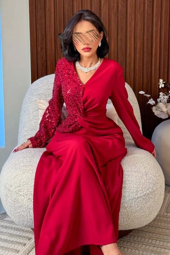 فستان احمر طويل بأكمام طويلة