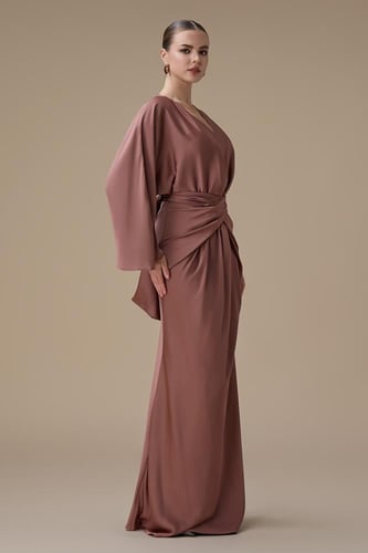 فستان بني طويل بتصميم لف