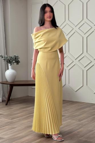 فستان ماكسي بكسرات جانبية لون اصفر