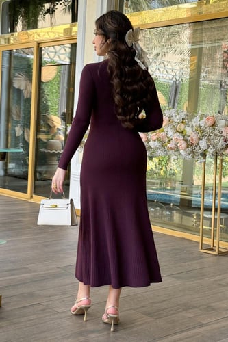 فستان ميدي بحياكة مضلعة مزين بأزرار لون عنابي