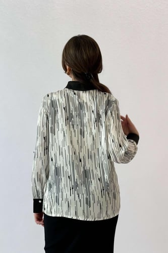 قميص بطبعة زهور وأكمام واسعه