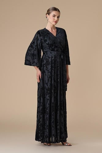 فستان اسود طويل بنقوش مخملية