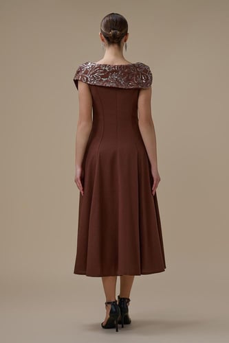 فستان ميدي بني بتفاصيل علوية مطرزة