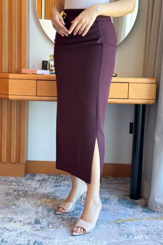 تنورة ميدي مزينة بحجر ذهبي لون عنابي