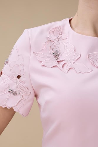 طقم تنورة ميدي وردي بتفاصيل زهور ثلاثية الأبعاد