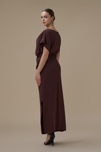 فستان طويل بلون بني أنيق