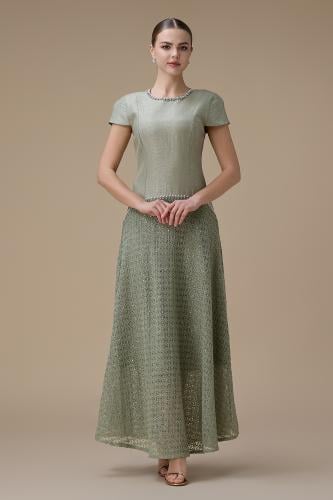 فستان طويل اخضر فاتح مع تطريز لؤلؤ