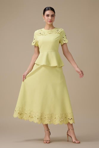 طقم تنورة ميدي أخضر فاتح بتفاصيل زهور ثلاثية الأبع...