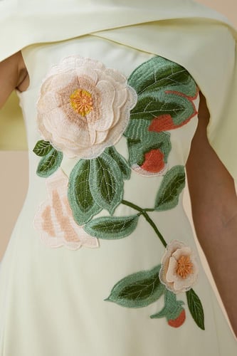 فستان قصير أصفر مطرز بغطاء كتفين