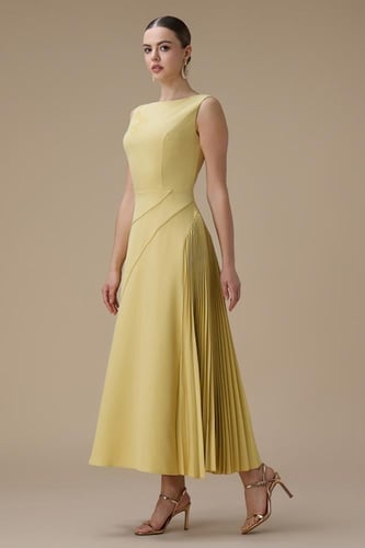 فستان اصفر طويل بكسرات من الجانب