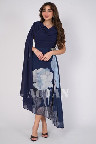 فستان بكسرات غير متساوي الطول لون كحلي