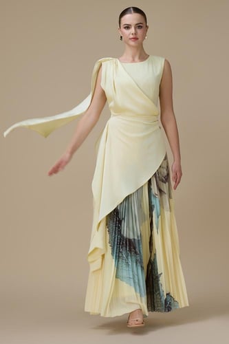 فستان طويل اصفر بتصميم لف وتنورة بليسيه